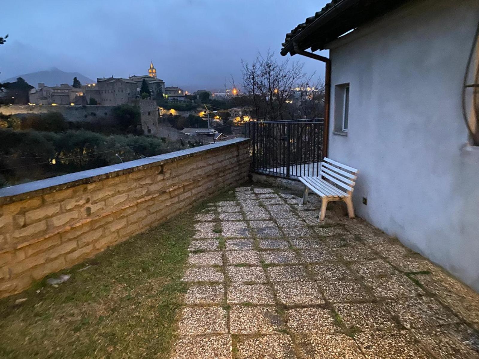 Bed and Breakfast La Finestra Di Umberto Vicino Al Centro Con Parcheggio Privato à Viterbe Extérieur photo
